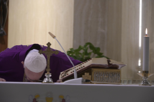 0-Misa celebrada por el papa Francisco de forma privada en la capilla de la Casa Santa Marta: <i>El proceso de la tentación</i>