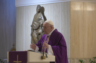 3-Misa celebrada por el papa Francisco de forma privada en la capilla de la Casa Santa Marta: <i>El proceso de la tentación</i>