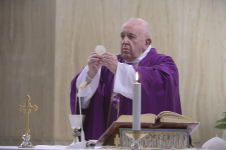 7-Messe quotidienne dans la chapelle de la résidence Sainte-Marthe : « Le processus de la tentation »