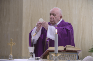 7-Celebrazione della Santa Messa nella Cappella della <i>Domus Sanctae Marthae</i>: "Il processo della tentazione"