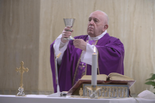 6-Misa celebrada por el papa Francisco de forma privada en la capilla de la Casa Santa Marta: <i>El proceso de la tentación</i>