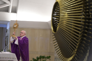 9-Misa celebrada por el papa Francisco de forma privada en la capilla de la Casa Santa Marta: <i>El proceso de la tentación</i>