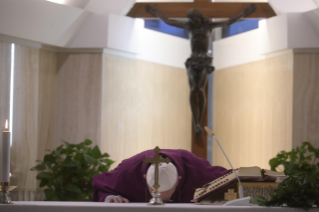 1-Misa celebrada por el papa Francisco de forma privada en la capilla de la Casa Santa Marta: <i>Buscar a Jesús en el pobre</i>