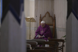 3-Misa celebrada por el papa Francisco de forma privada en la capilla de la Casa Santa Marta: <i>Buscar a Jesús en el pobre</i>