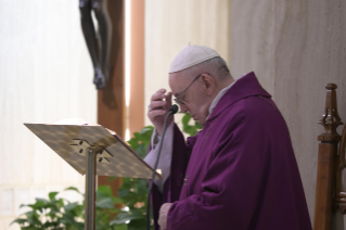 4-Misa celebrada por el papa Francisco de forma privada en la capilla de la Casa Santa Marta: <i>Buscar a Jesús en el pobre</i>