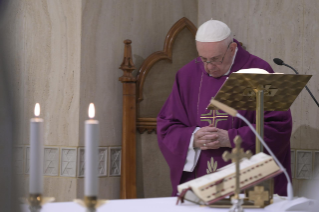 5-Misa celebrada por el papa Francisco de forma privada en la capilla de la Casa Santa Marta: <i>Buscar a Jesús en el pobre</i>