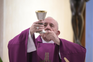 6-Misa celebrada por el papa Francisco de forma privada en la capilla de la Casa Santa Marta: <i>Buscar a Jesús en el pobre</i>