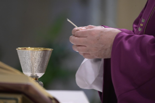 7-Celebrazione della Santa Messa nella Cappella della <i>Domus Sanctae Marthae</i>: "Cercare Gesù nel povero"