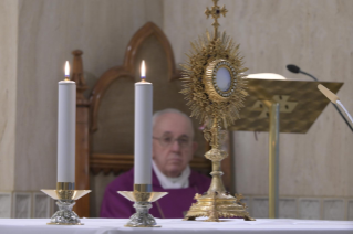 9-Misa celebrada por el papa Francisco de forma privada en la capilla de la Casa Santa Marta: <i>Buscar a Jesús en el pobre</i>