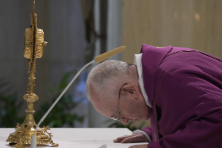 10-Misa celebrada por el papa Francisco de forma privada en la capilla de la Casa Santa Marta: <i>Buscar a Jesús en el pobre</i>