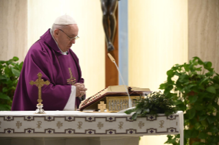 3-Misa celebrada por el papa Francisco de forma privada en la capilla de la Casa Santa Marta: <i>Perseverar en el servicio</i>