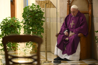 5-Misa celebrada por el papa Francisco de forma privada en la capilla de la Casa Santa Marta: <i>Perseverar en el servicio</i>