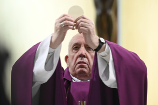 7-Misa celebrada por el papa Francisco de forma privada en la capilla de la Casa Santa Marta: <i>Perseverar en el servicio</i>