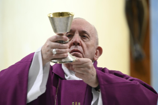 8-Misa celebrada por el papa Francisco de forma privada en la capilla de la Casa Santa Marta: <i>Perseverar en el servicio</i>