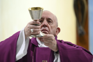 8-Messe quotidienne dans la chapelle de la résidence Sainte-Marthe . « Persévérer dans le service »