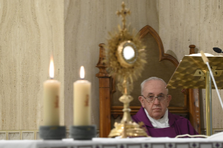 12-Misa celebrada por el papa Francisco de forma privada en la capilla de la Casa Santa Marta: <i>Perseverar en el servicio</i>