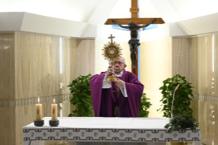 13-Misa celebrada por el papa Francisco de forma privada en la capilla de la Casa Santa Marta: <i>Perseverar en el servicio</i>