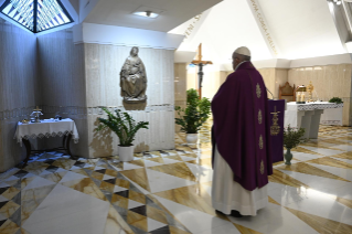14-Misa celebrada por el papa Francisco de forma privada en la capilla de la Casa Santa Marta: <i>Perseverar en el servicio</i>