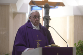 3-Misa celebrada por el papa Francisco de forma privada en la capilla de la Casa Santa Marta: <i>Judas, ¿dónde estás?</i>