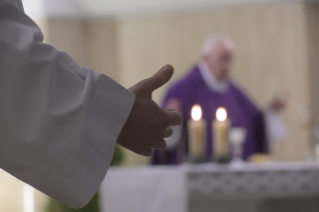 6-Misa celebrada por el papa Francisco de forma privada en la capilla de la Casa Santa Marta: <i>Judas, ¿dónde estás?</i>