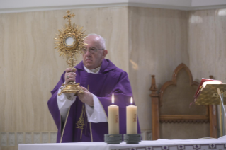 8-Misa celebrada por el papa Francisco de forma privada en la capilla de la Casa Santa Marta: <i>Judas, ¿dónde estás?</i>