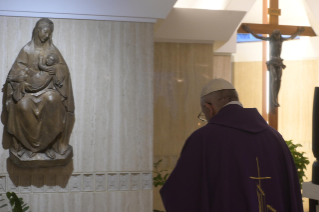 9-Misa celebrada por el papa Francisco de forma privada en la capilla de la Casa Santa Marta: <i>Judas, ¿dónde estás?</i>