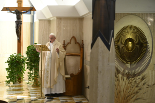 2-Misa celebrada por el papa Francisco de forma privada en la capilla de la Casa Santa Marta: <i>Elegir el anuncio para no caer en nuestros sepulcros</i>