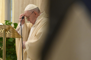 1-Misa celebrada por el papa Francisco de forma privada en la capilla de la Casa Santa Marta: <i>Elegir el anuncio para no caer en nuestros sepulcros</i>