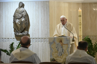 5-Misa celebrada por el papa Francisco de forma privada en la capilla de la Casa Santa Marta: <i>Elegir el anuncio para no caer en nuestros sepulcros</i>