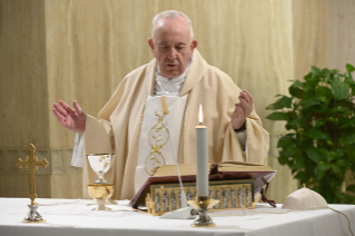 6-Misa celebrada por el papa Francisco de forma privada en la capilla de la Casa Santa Marta: <i>Elegir el anuncio para no caer en nuestros sepulcros</i>