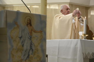 7-Misa celebrada por el papa Francisco de forma privada en la capilla de la Casa Santa Marta: <i>Elegir el anuncio para no caer en nuestros sepulcros</i>