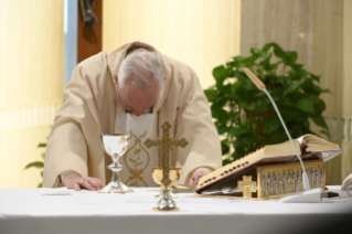 9-Misa celebrada por el papa Francisco de forma privada en la capilla de la Casa Santa Marta: <i>Elegir el anuncio para no caer en nuestros sepulcros</i>