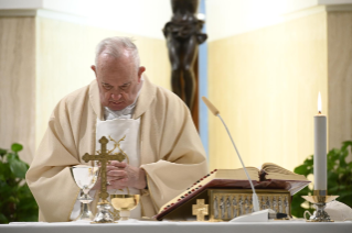 10-Misa celebrada por el papa Francisco de forma privada en la capilla de la Casa Santa Marta: <i>Elegir el anuncio para no caer en nuestros sepulcros</i>