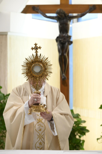 12-Misa celebrada por el papa Francisco de forma privada en la capilla de la Casa Santa Marta: <i>Elegir el anuncio para no caer en nuestros sepulcros</i>
