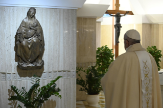13-Misa celebrada por el papa Francisco de forma privada en la capilla de la Casa Santa Marta: <i>Elegir el anuncio para no caer en nuestros sepulcros</i>