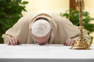 14-Misa celebrada por el papa Francisco de forma privada en la capilla de la Casa Santa Marta: <i>Elegir el anuncio para no caer en nuestros sepulcros</i>