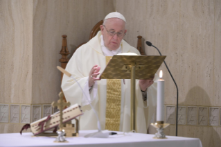 2-Misa celebrada por el papa Francisco de forma privada en la capilla de la Casa Santa Marta: <i>La gracia de la fidelidad</i>