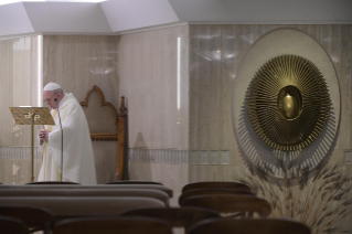 3-Misa celebrada por el papa Francisco de forma privada en la capilla de la Casa Santa Marta: <i>La gracia de la fidelidad</i>