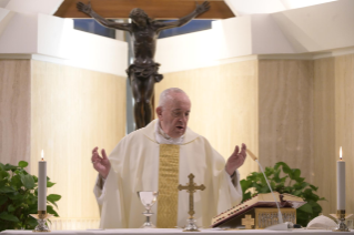 5-Misa celebrada por el papa Francisco de forma privada en la capilla de la Casa Santa Marta: <i>La gracia de la fidelidad</i>