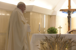 1-Misa celebrada por el papa Francisco de forma privada en la capilla de la Casa Santa Marta: <i>Llenos de gozo</i>