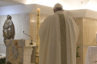 2-Misa celebrada por el papa Francisco de forma privada en la capilla de la Casa Santa Marta: <i>Llenos de gozo</i>