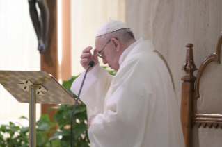 3-Misa celebrada por el papa Francisco de forma privada en la capilla de la Casa Santa Marta: <i>Llenos de gozo</i>