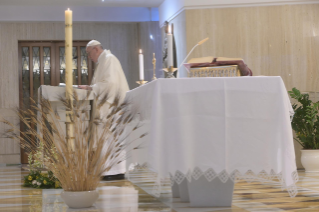 5-Misa celebrada por el papa Francisco de forma privada en la capilla de la Casa Santa Marta: <i>Llenos de gozo</i>