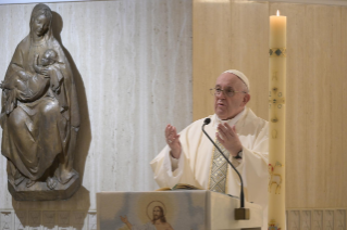 4-Misa celebrada por el papa Francisco de forma privada en la capilla de la Casa Santa Marta: <i>Llenos de gozo</i>