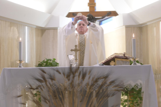 6-Misa celebrada por el papa Francisco de forma privada en la capilla de la Casa Santa Marta: <i>Llenos de gozo</i>