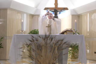 8-Misa celebrada por el papa Francisco de forma privada en la capilla de la Casa Santa Marta: <i>Llenos de gozo</i>