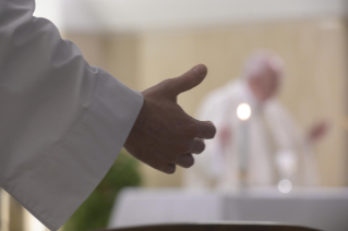 7-Misa celebrada por el papa Francisco de forma privada en la capilla de la Casa Santa Marta: <i>Llenos de gozo</i>