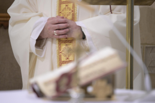 1-Misa celebrada por el papa Francisco de forma privada en la capilla de la Casa Santa Marta: <i>El don del Espíritu Santo: la franqueza, el valor, la parresia</i>