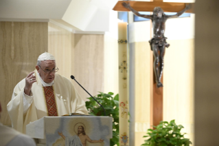 1-Messe quotidienne dans la chapelle de la résidence Sainte-Marthe: « L'Esprit Saint, maître de l'harmonie »