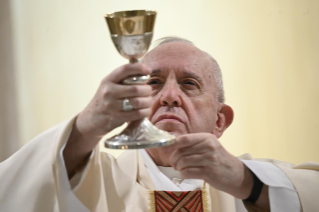 5-Misa celebrada por el papa Francisco de forma privada en la capilla de la Casa Santa Marta: <i>El Espíritu Santo, maestro de la armonía</i>